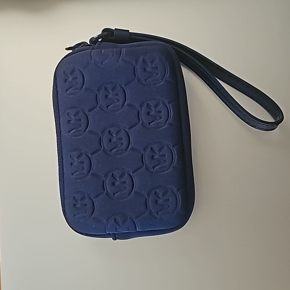 Michael kors wristlet - Picture 3 of 3